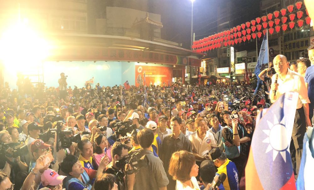 韓國瑜14日晚上到清水紫雲巖，遲到1小時，群眾仍爆滿。圖／張清照提供