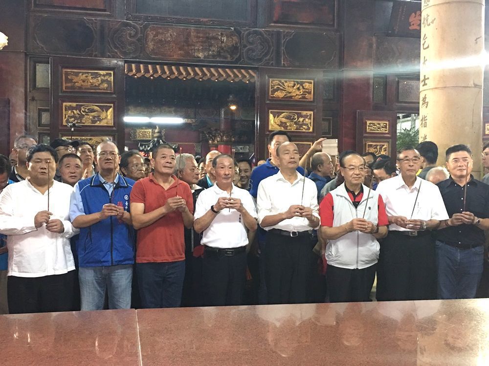 韓國瑜拜廟，台中紅黑4位議長、1位縣長陪他站一排。圖／張清照提供