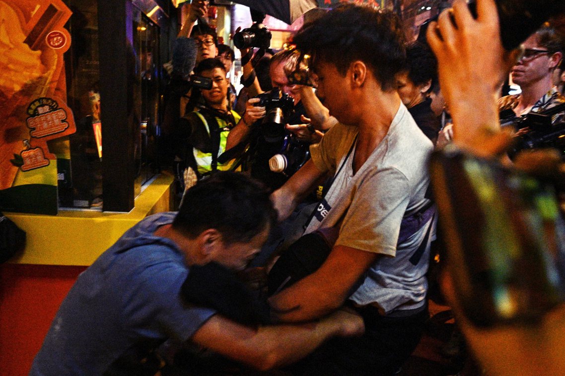 香港北角15日爆發嚴重的街頭衝突。 圖／法新社