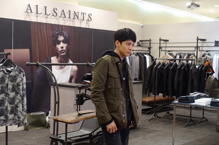 林柏宏現身AllSaints男裝店開幕，穿著Baynes飛行夾克9,200元、搭...