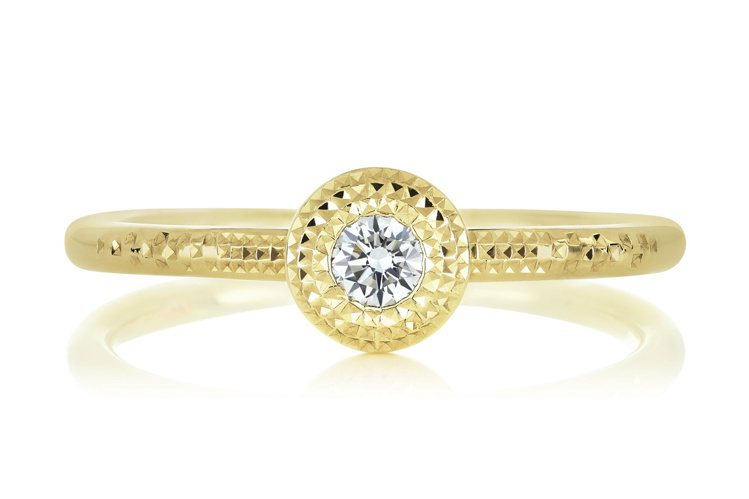 De Beers Talisman 18K黃金單鑽戒指，飾有一顆約0.08克拉圓形明亮式車工白鑽，約55,000元。圖／De Beers提供