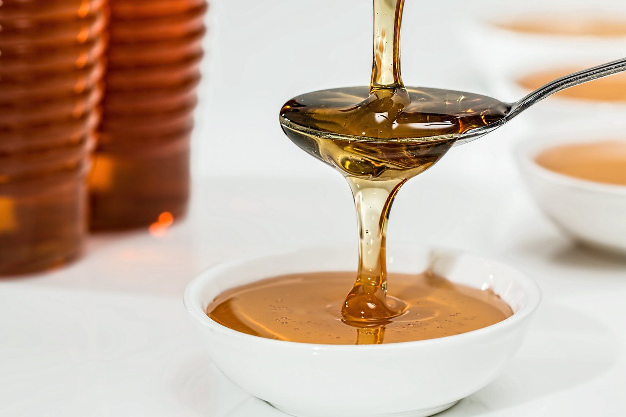蜂蜜有抑制喉嚨發炎的作用，跟其他止咳食材一起食用，效果加倍，也比較適用於熱咳。圖／摘自 pexels