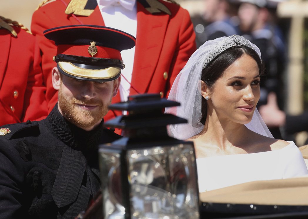 哈利王子（左）去年在婚禮上留著鬍鬚並穿著陸軍制服。 （美聯社）