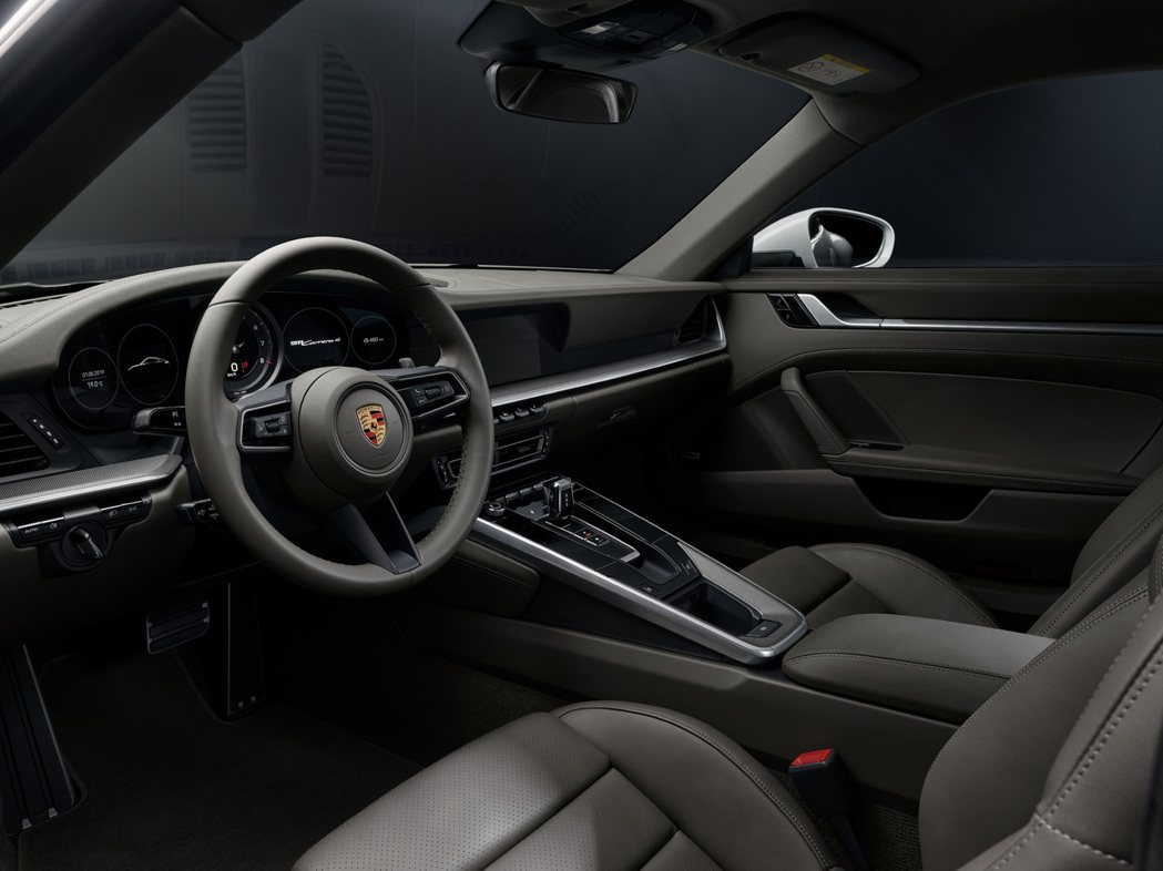 全新 911 Carrera 4內裝配備10.9吋觸控屏幕，與聯網功能更強大的全...