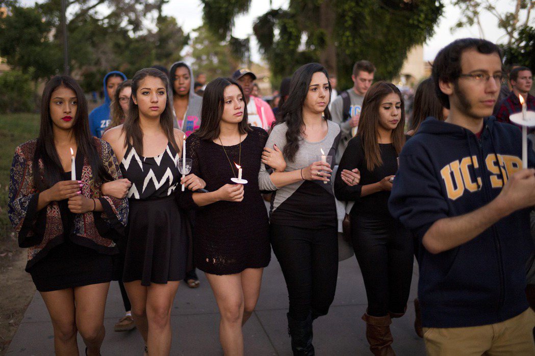 學生為「伊斯拉維斯塔殺人案」的受害者祈福。 圖／美聯社