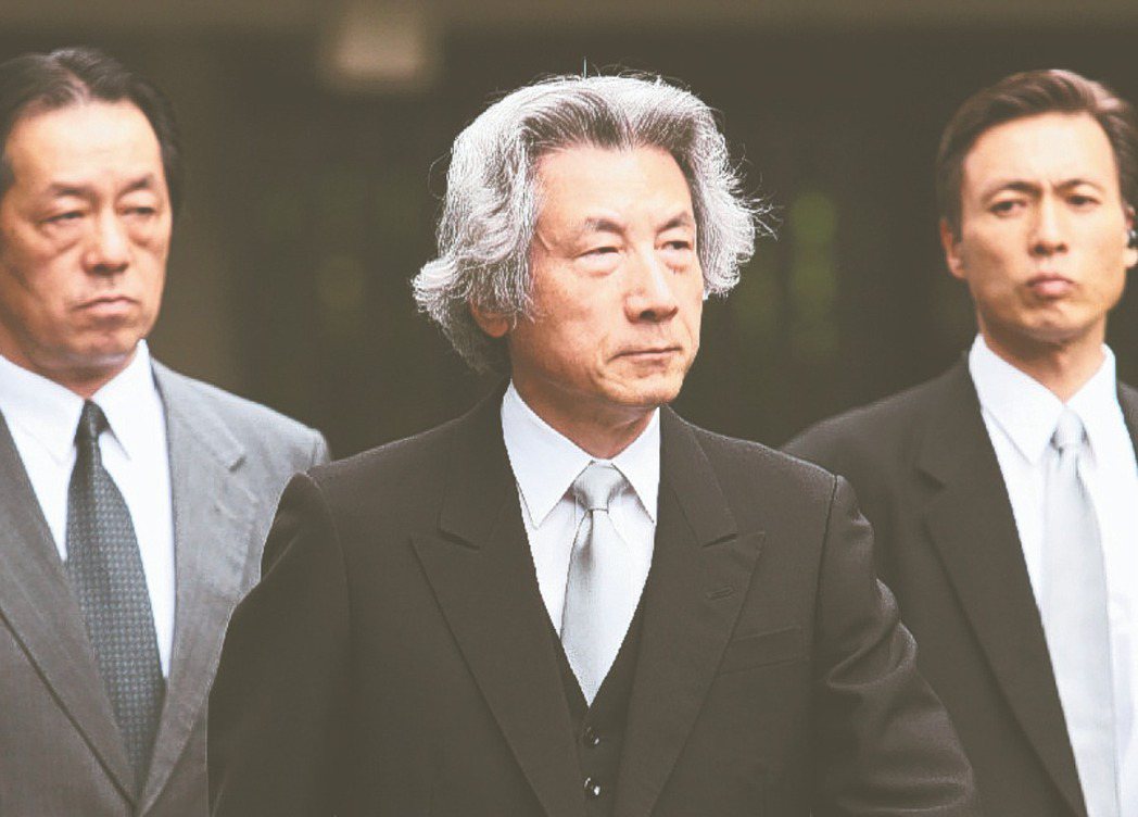 2005年時任日本首相的小泉純一郎（中），欽點多名女性投入選舉，「美女刺客」之稱...