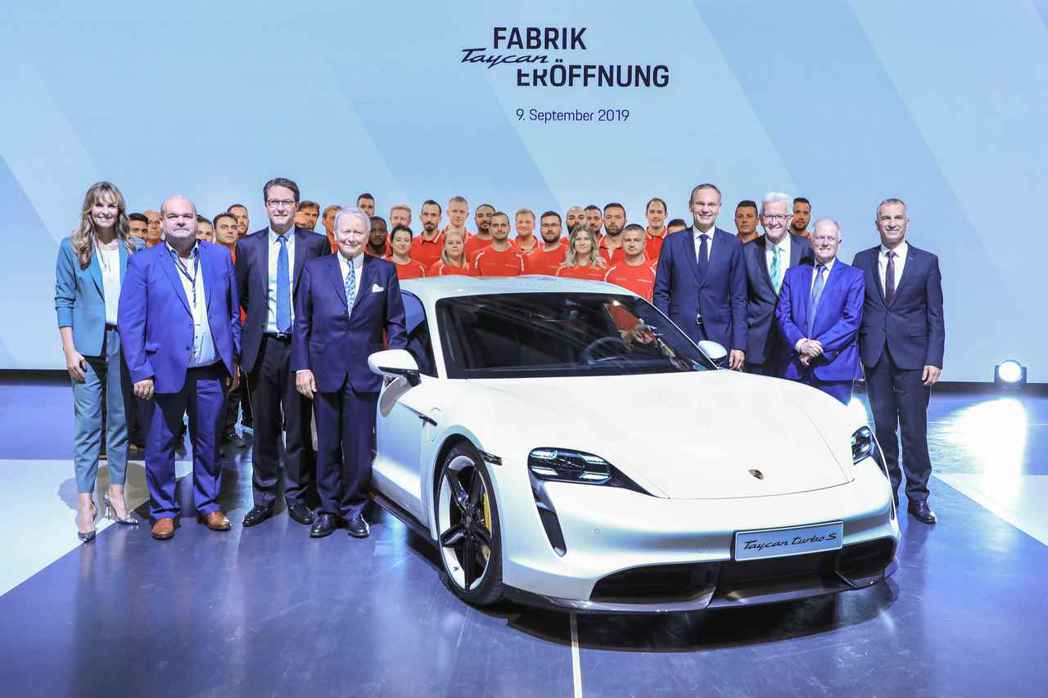 在320位嘉賓見證下，保時捷為純電跑車Taycan專屬廠區揭幕。
 摘自Porsche