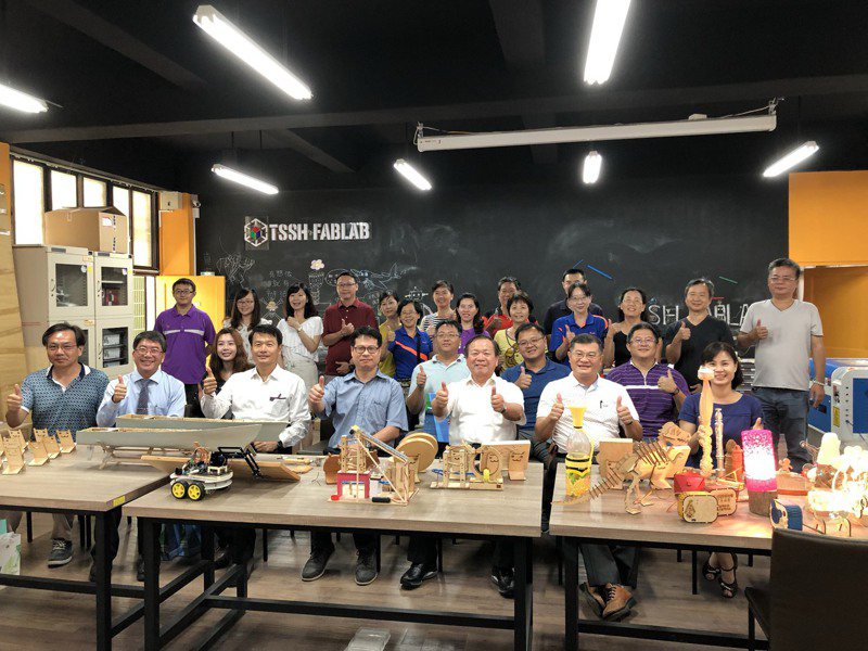 嘉義縣國立東石高中向教育部國教署爭取300萬元，打造Fab Lab自造實驗室啟動。圖／東石高中提供