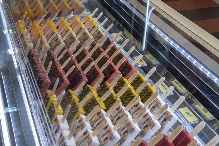 販售7種限定口味的冰棒，每支冰棒也有不同的色彩與FENDI LOGO或設計元素，...