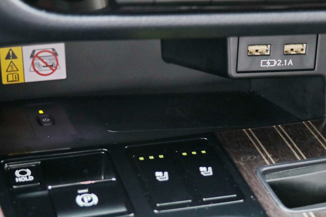中控台下方提供兩組USB連接埠及無線充電。 記者陳威任／攝影