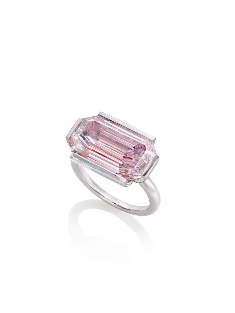 「傾城」戒指，鉑金及18K玫瑰金鑲嵌7.00克拉濃彩紫粉紅色方形鑽石。圖／蘇富比提供