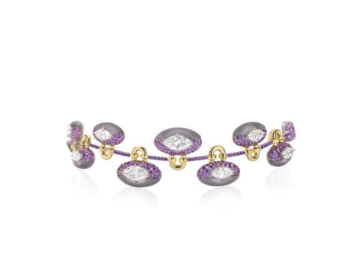 「同心扣」手鍊，18K黃金鑲嵌淡紫色玉髓、8顆馬眼形鑽石共10.13克拉。圖／蘇富比提供