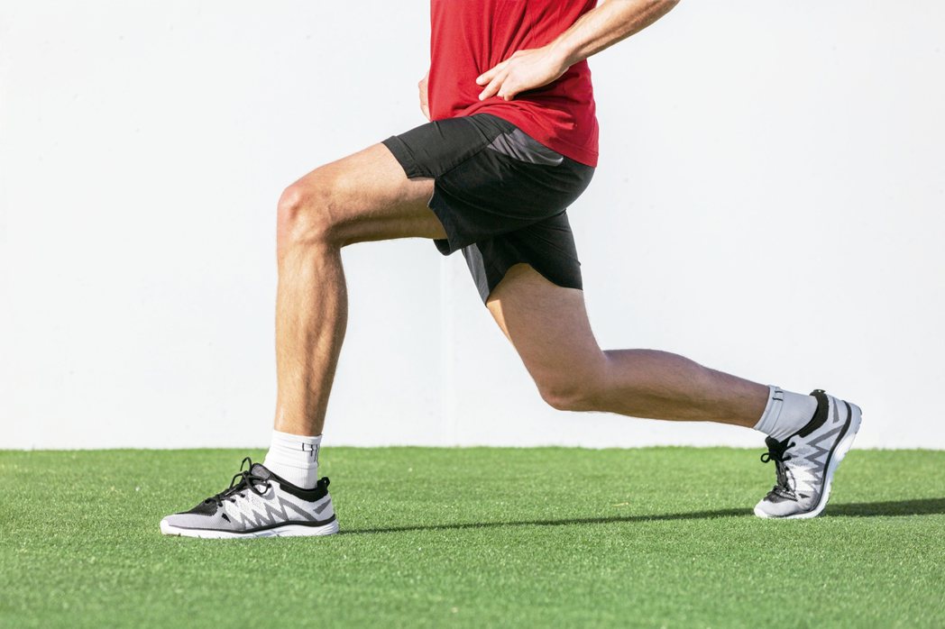 維持下肢肌力，是穩定膝關節的重要關鍵；規律運動有助於肌肉力量和骨密度的提升。 圖...