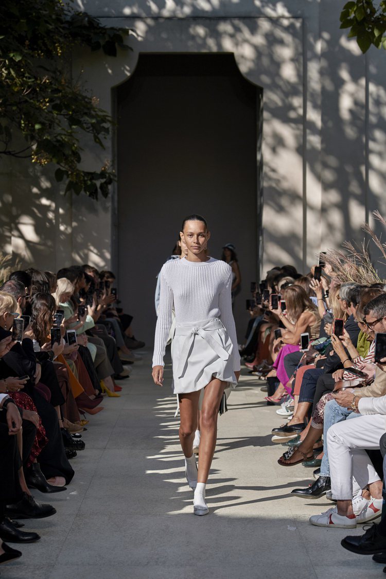 義大利時尚品牌Salvatore Ferragamo延續上季選在著名的圓形建築Rotonda di Via Besana舉辦2020春夏大秀，模特兒在圓弧狀的長廊與戶外花園展示新裝，氣勢磅礡。