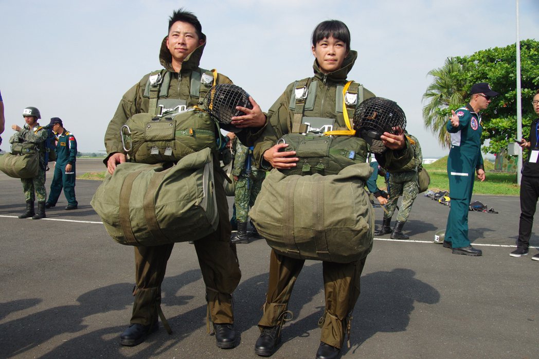 穿著鐵漢裝的傘兵，全身裝備達40公斤。記者程嘉文／攝影