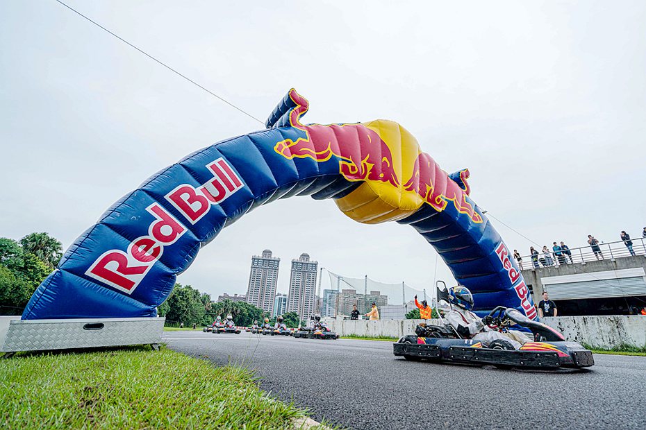 2019年Red Bull Kart Fight卡丁車決賽於桃園大魯閣卡丁車場舉辦，碰上雨天導致路面濕滑，雖換上雨胎仍相當考驗車手們的操控精準度。 圖／Red Bull提供