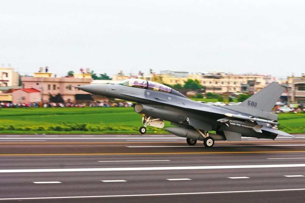 美國總統川普批准軍售台灣F-16戰機。圖為改良後F-16V。 圖／聯合報系資料照...