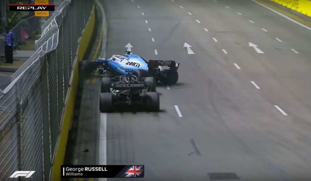Russell與Grosjean也在出彎時發生擦碰引出了安全車。 摘自F1