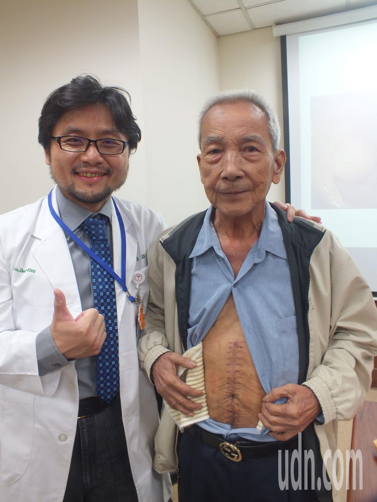 75歲楊姓病患（右）感謝醫師李祥麟、許倍豪（左）醫治，他完全配合醫師，並鼓勵其他癌症病患別放棄希望。記者趙容萱／攝影