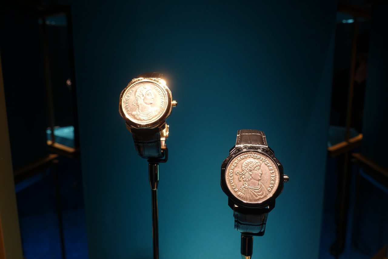 Octo Roma Monete古幣超薄陀飛輪腕表（右），鈦金屬表殼，全球僅一只...