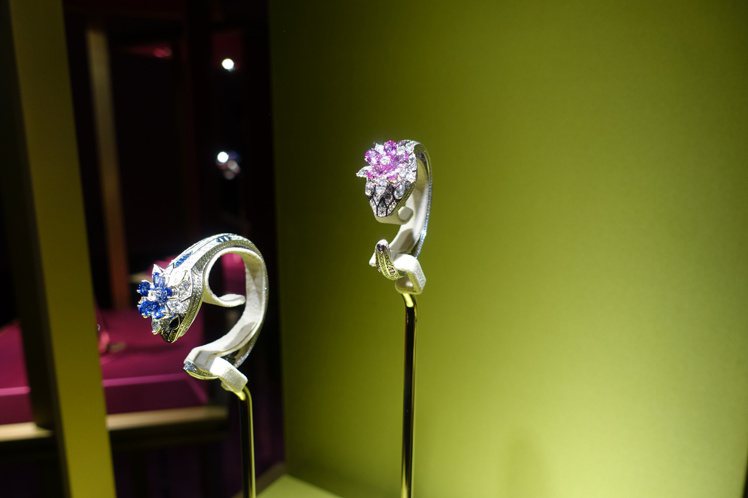 Serpenti Misteriosi頂級鑽石與粉紅剛玉珠寶腕表（右），18K白金表殼，約1,035萬2,000元。記者曾智緯／攝影