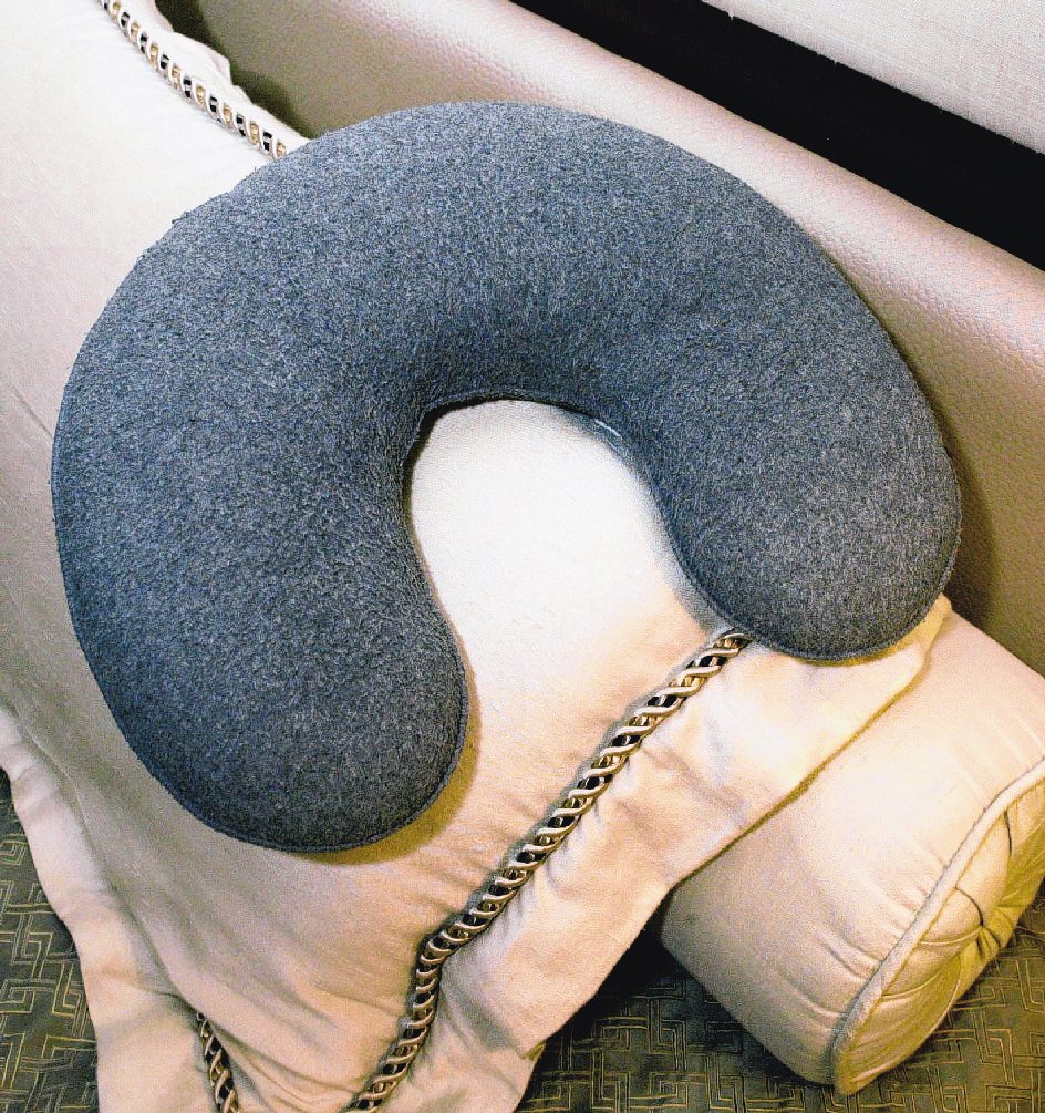 旅行用的U型頸枕。本報資料照片