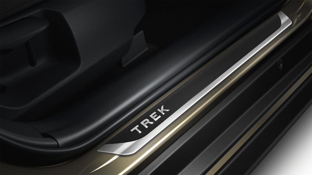 Toyota Corolla TREK車門配置附有「TREK」專屬踏板。 摘自T...
