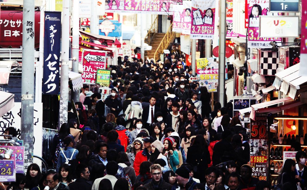日本的封閉性格，一直要到近年才有所改變，就連吃的也一樣。圖為東京街頭。 圖／美聯...