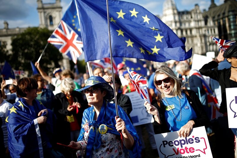 反脫歐支持者於國會大廈外示威，攝於9月4日，倫敦。 圖／路透社