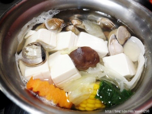 用柴魚和蔬果熬製的海之味鍋，我們決定全部加菜盤和海鮮，不放肉