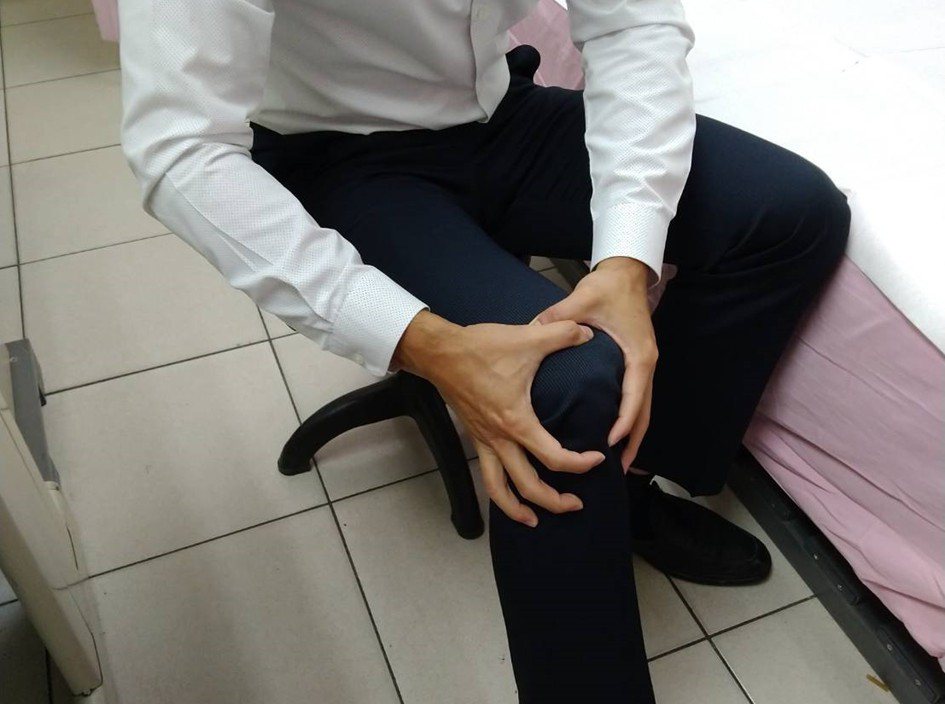 40至50歲中壯年膝蓋疼痛，有可能是久坐、缺乏運動造成肌肉虛弱的肌少症。圖／台大醫院新竹分院提供
