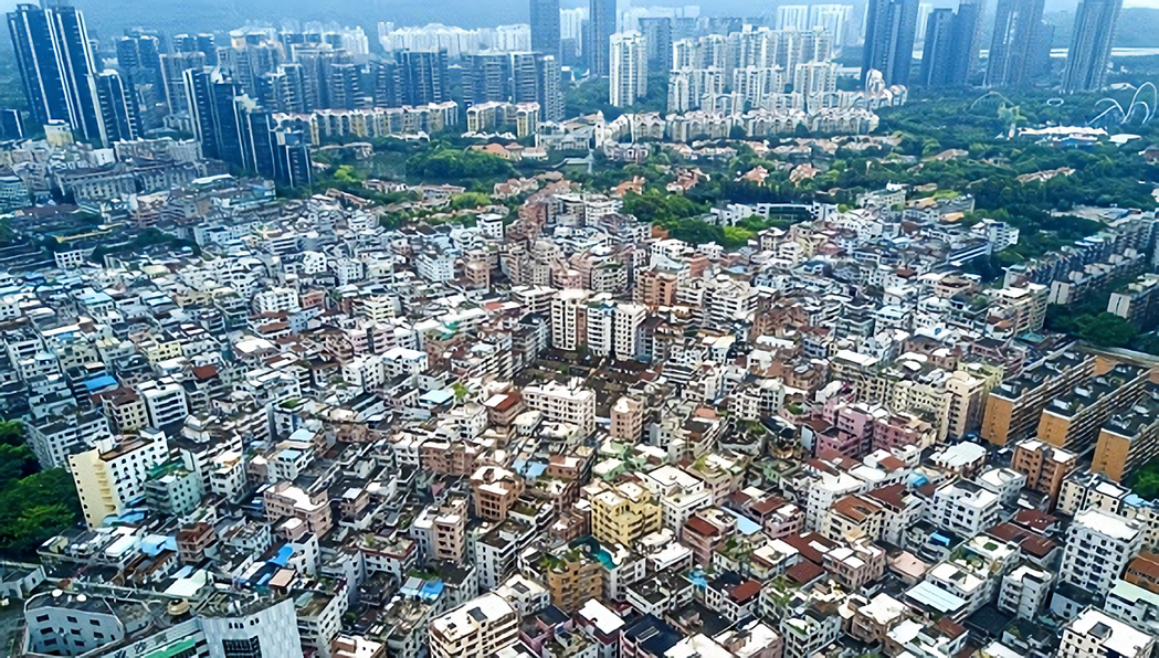 白石洲俯瞰圖，城中村白石洲與高樓林立的深圳市樣貌格格不入。 圖／取自視覺中國