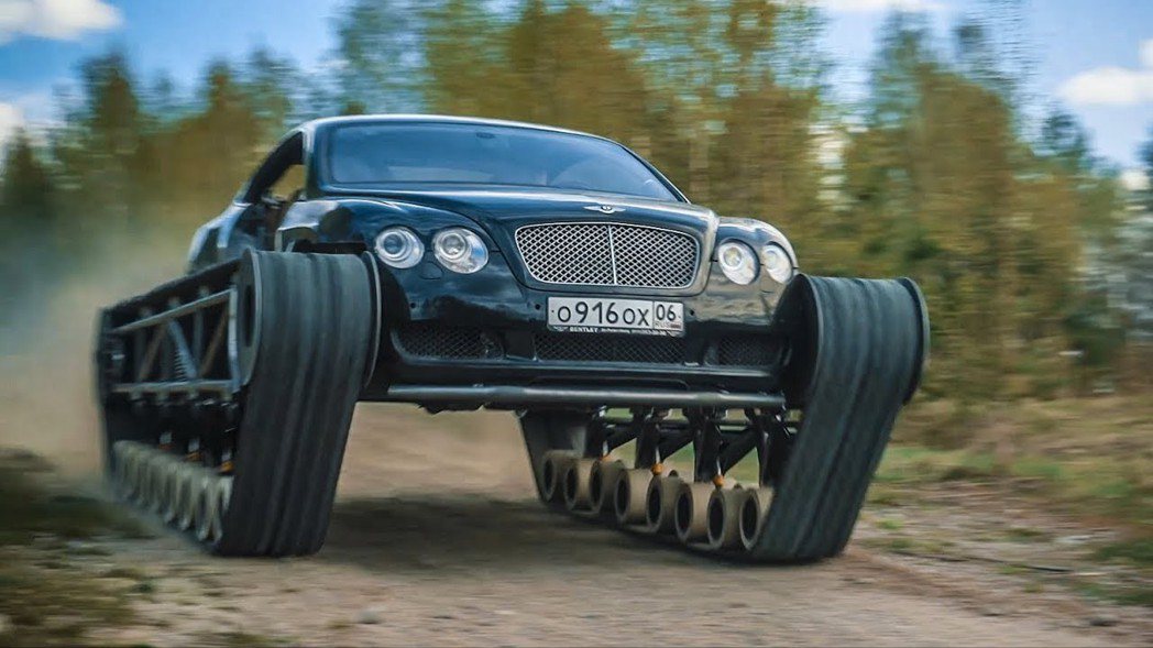 俄羅斯「賓利超戰車」計畫團隊將一輛低價購得的舊款賓利Continental GT豪華轎跑車裝上牽引機履帶，改裝出一輛實測可開出時速128.7公里的世界最快「履帶車」。 畫面翻攝：YouTube/AcademeG