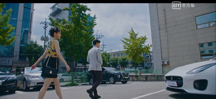 IU在韓劇「德魯納酒店」中選穿VERSACE小洋裝，搭配LONGCHAMP Cavalcade黑色帶鍊皮夾包。圖／擷取自愛奇藝台灣站