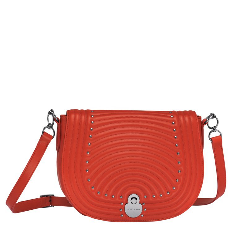 Cavalcade Matelass罌粟紅斜背包，售價28,600元。圖／LONGCHAMP提供