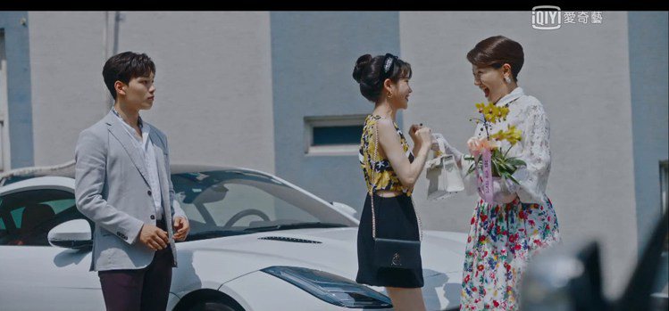 IU在韓劇「德魯納酒店」中選穿VERSACE小洋裝，搭配LONGCHAMP Ca...