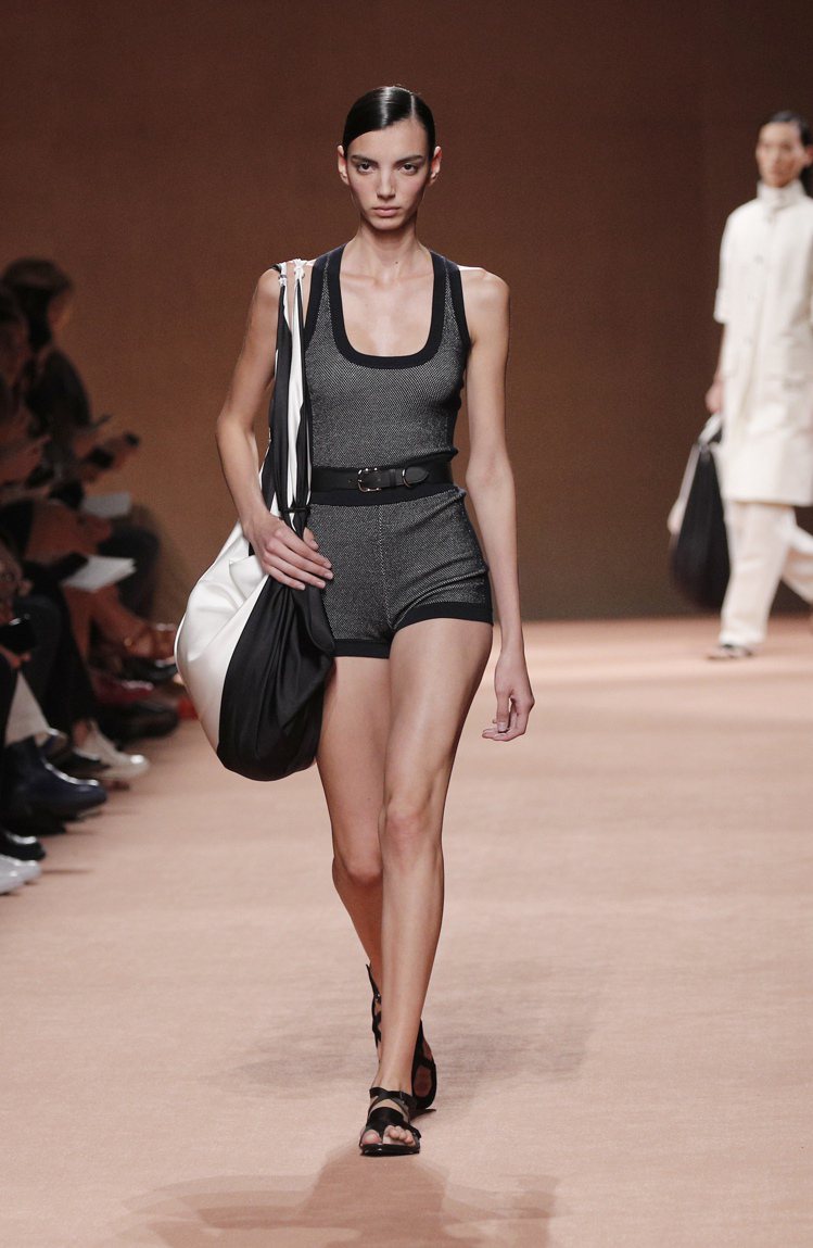 運動式的背心也是Hermès 2020春夏系列女裝重點之一，設計師搭配了同樣材質短褲無處不展現洗鍊的閒適趣味。圖／美聯社