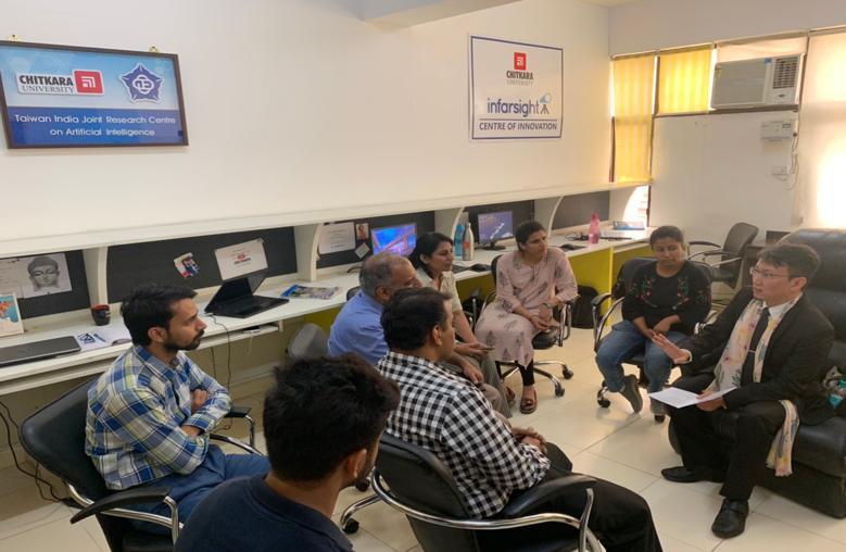 台印度AI海外科研計畫共同主持人熊博安（右一）在印度與吉特卡拉大學教授們開會。圖／熊博安提供