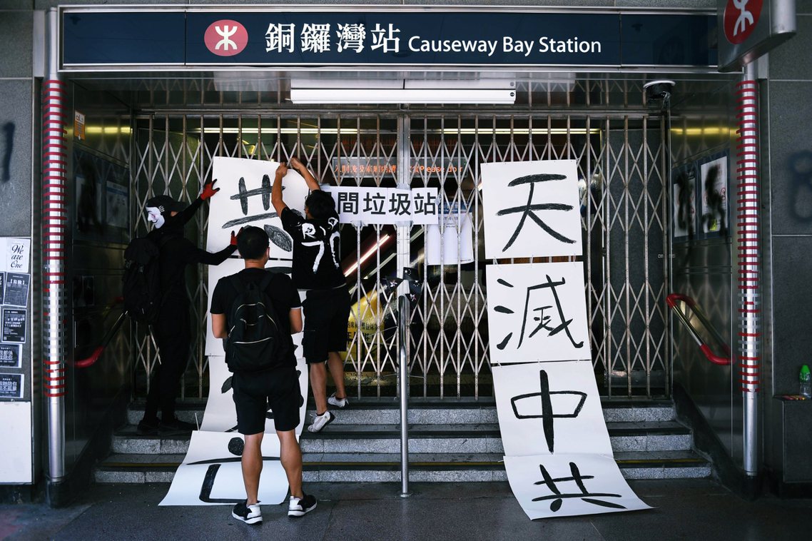 然而同一時間，對抗行動即將進入第四個月的香港示威，卻也趁著「十一」的機會走上街頭...