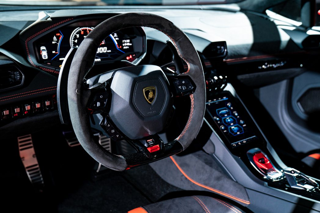 8.4 英寸 HMI 觸控式螢幕，多點觸控功能使駕駛只需輕觸螢幕，即可輕鬆控制車...