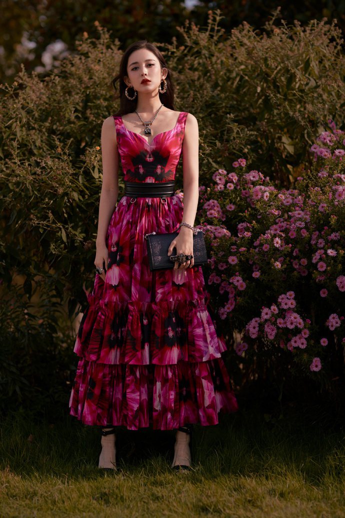 AlexanderMcQueen大中華區代言人古力娜扎身穿波紋花蕾印花洋裝、配戴金屬雕花耳環，前去觀賞春夏大秀。圖／取自微博