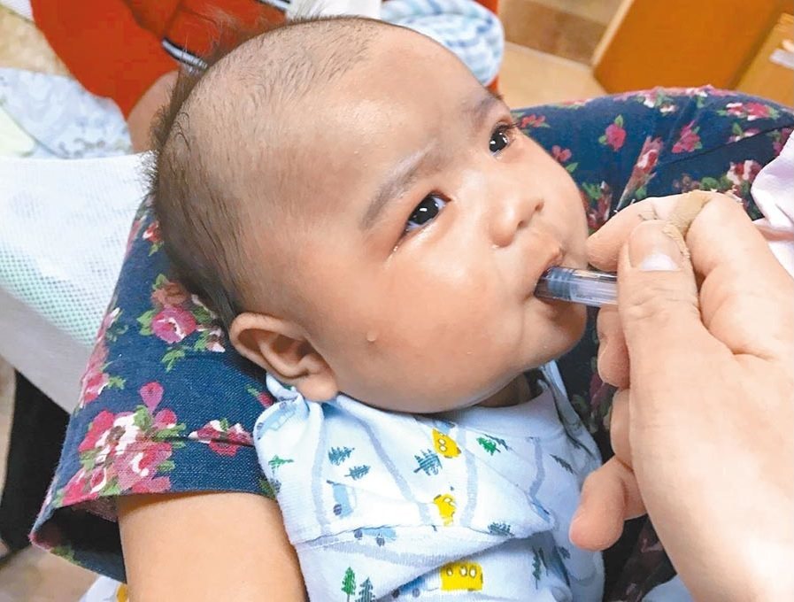 嬰幼兒接種口服輪狀病毒疫苗示意圖。圖／新北市衛生局提供