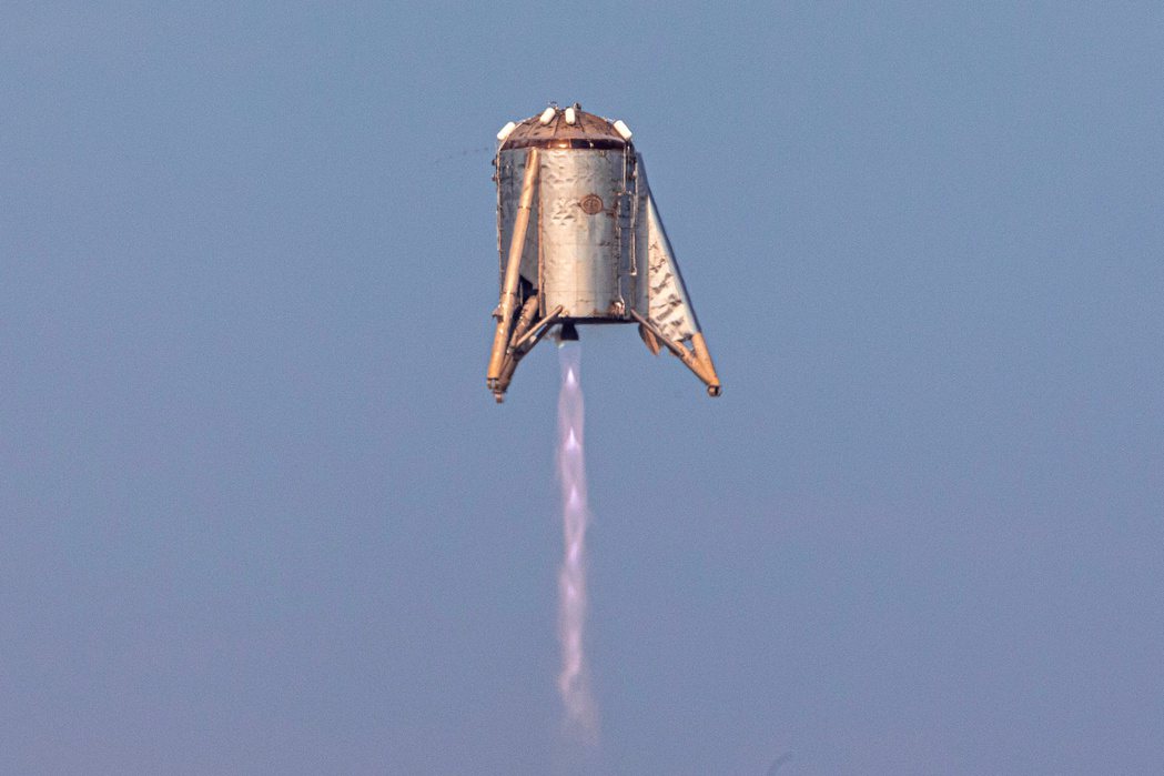 SpaceX在今年八月測試了單引擎簡易原型機Starhopper，馬斯克原先將它...