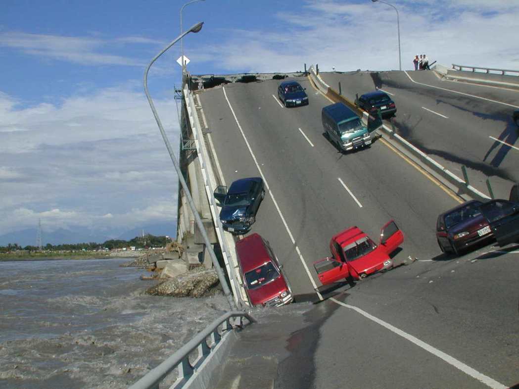 2000年高屏大橋斷裂扭曲。 圖／聯合報系資料照片