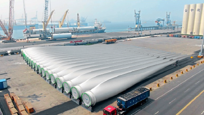 今年四月份海洋示範風場風力機葉片陸續抵達台中港，圖為裝置容量6MW之風機葉片，長度約73.5公尺