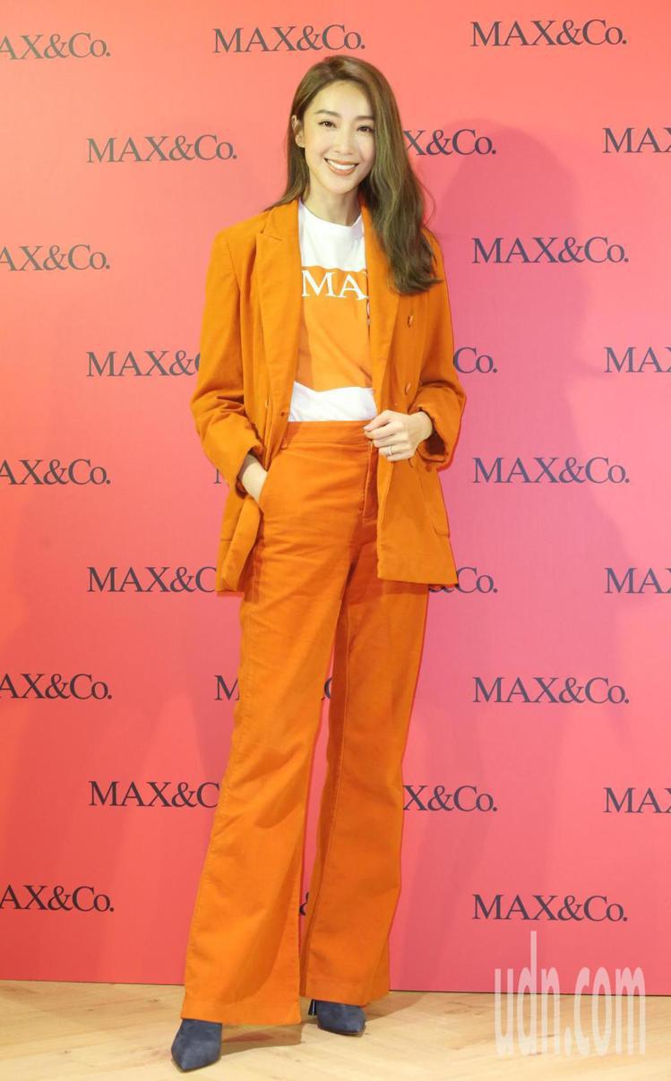 隋棠詮釋MAX&Co.暖橘色純棉西裝外套22,800元、LOGO T恤5,900元、純棉靴型褲10,900元、金屬裝飾瑪麗珍跟鞋16,800元。圖／MAX&Co.提供