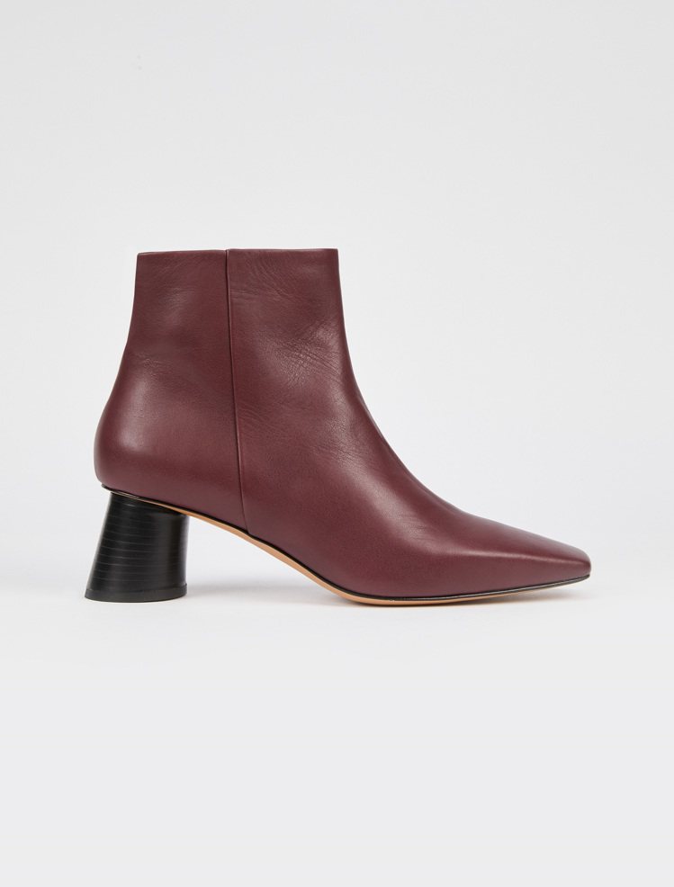 MAX&Co.2019秋冬新品胭脂紅踝靴，售價17,800元。圖／MAX&Co.提供