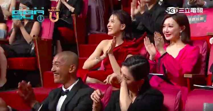 賈靜雯（前右）在台下聽小燕姐致詞狂哭。圖／摘自網路