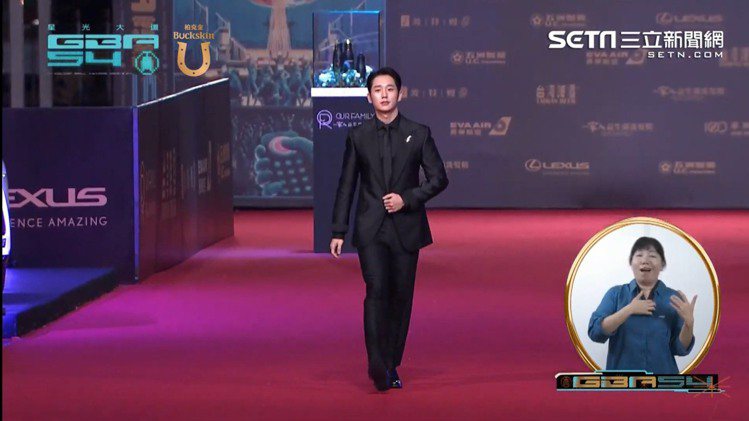 韓國新生代男神丁海寅一身帥氣黑西裝走金鐘紅毯。圖／摘自網路