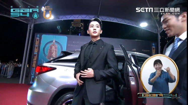 韓國新生代男神丁海寅一身帥氣黑西裝走金鐘紅毯。圖／摘自網路
